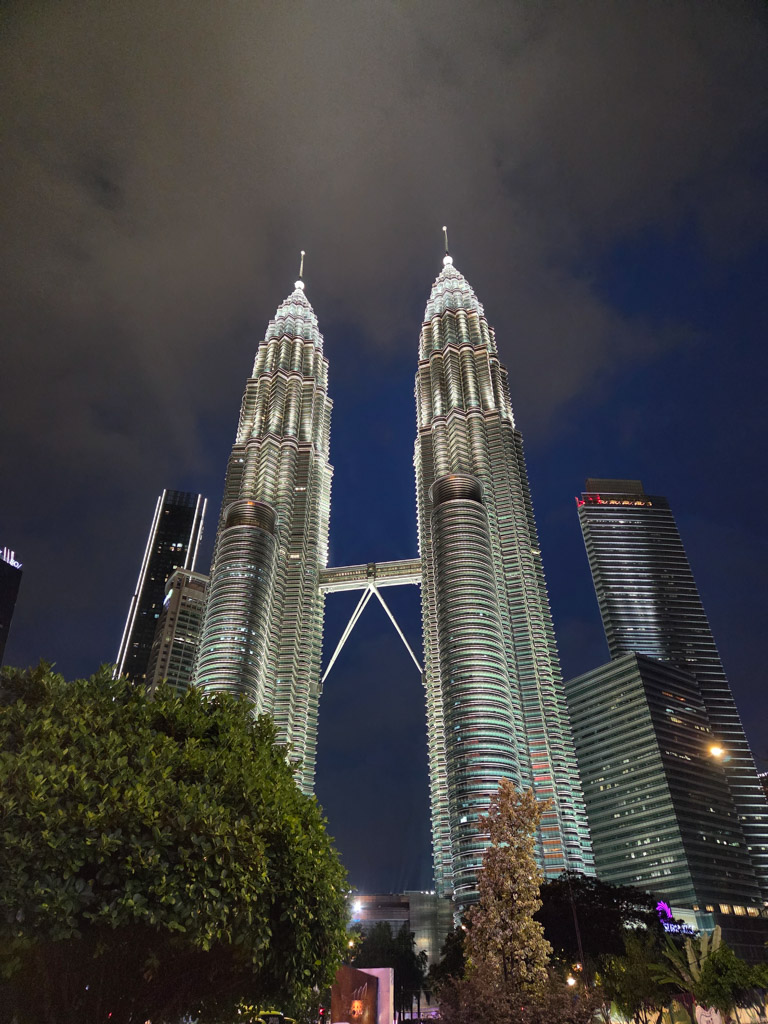 Kuala lumpur petronas towers met kinderen
