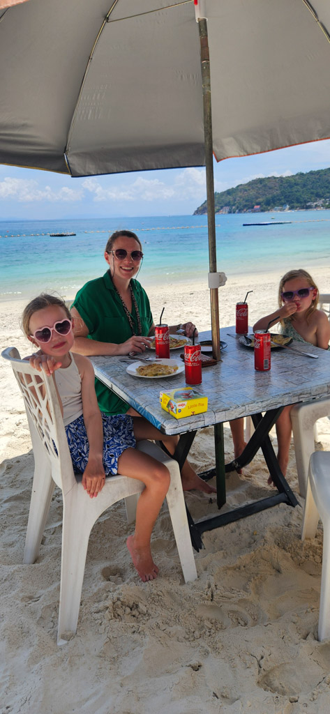 genieten op het strand gezinsreis Maleisie met kinderen